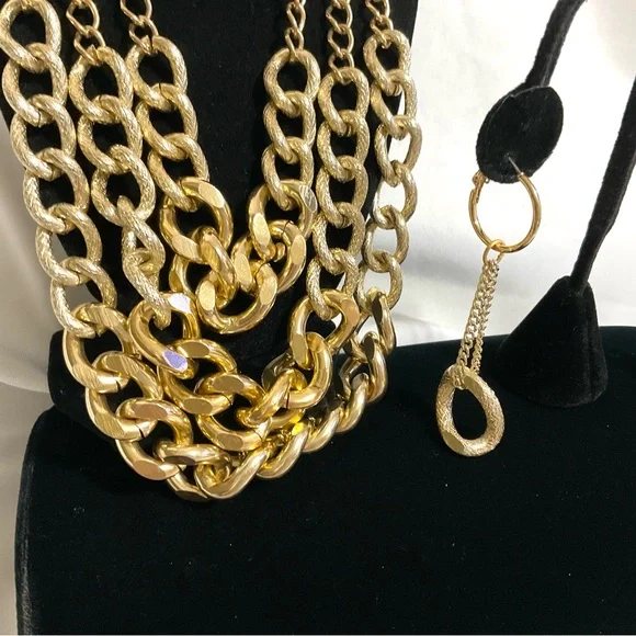 VINTAGE GOLDTONE CHAIN NECKLACE & EARRINGS - Picture 4 of 10